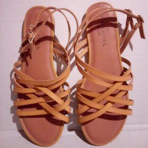Women's Size 9.5 Leather Flat Strappy Sandals in Yellow by New Directions Juliet